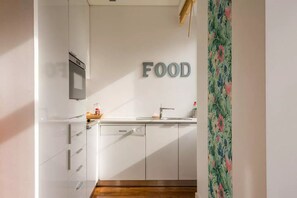 Fridge, microwave, dishwasher, coffee/tea maker - PalmTree House, City Center Apartment (Lisboa)