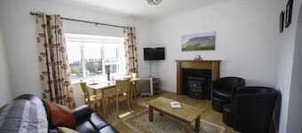 The Snug-2Bed Apt sleeps 4 with fab sea views directly on the Wild Atlantic Way