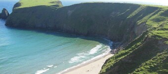 Le Snug-2Bed Apt peut accueillir 4 personnes et offre une vue imprenable sur la mer directement sur le Wild Atlantic Way