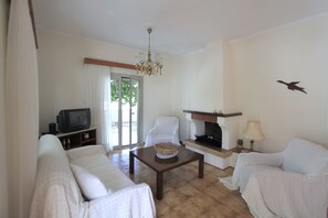 Fernseher, Kamin, Bücher