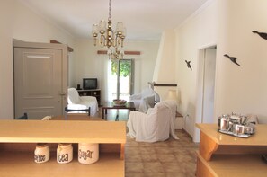 Fernseher, Kamin, Bücher