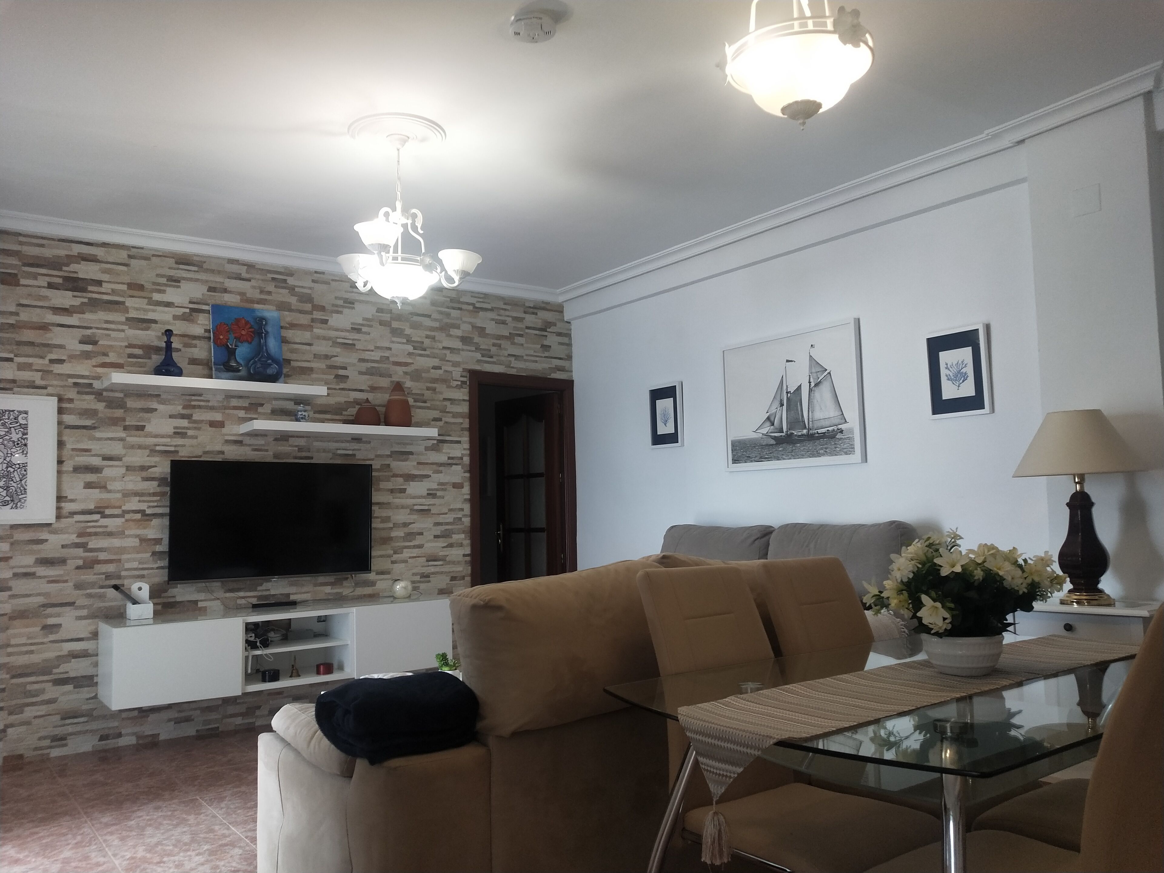 Een smart-tv en boeken