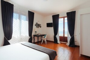 3 bedrooms, in-room safe, iron/ironing board, free WiFi - Sea View Villa in Ravello with lemon pergola, gardens & jacuzzi -ideal for elope (Ravello)