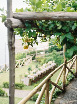 Property grounds - Sea View Villa in Ravello with lemon pergola, gardens & jacuzzi -ideal for elope (Ravello)