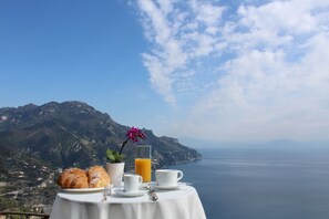 Outdoor dining - Sea View Villa in Ravello with lemon pergola, gardens & jacuzzi -ideal for elope (Ravello)