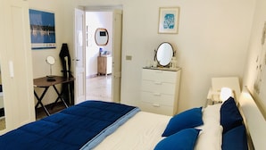 A bedroom with a bed, a dresser, a desk, and a mirror. - Sonetto holiday home in the center of Campomarino in Salento (Campomarino)