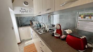 Kühlschrank, Mikrowelle, Ofen, Herdplatte