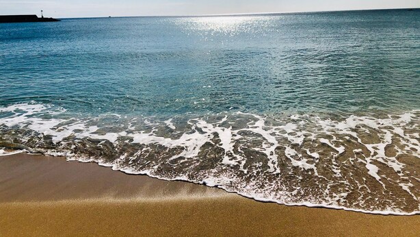A beach with clear water, waves, and a distant ship. - Sonetto holiday home in the center of Campomarino in Salento (Campomarino)