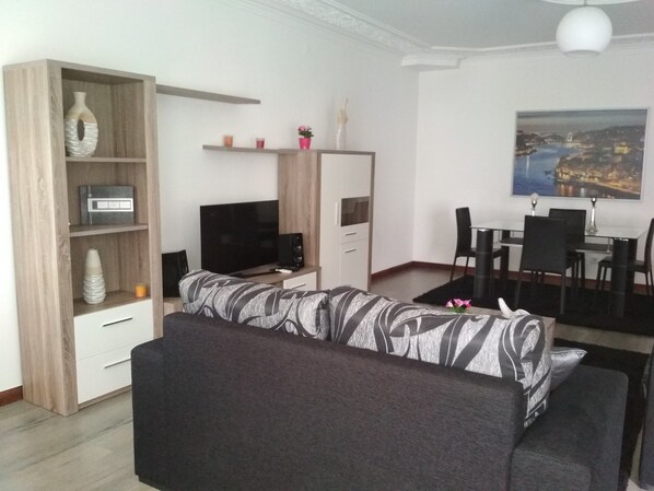 Televisor intel·ligent, llar de foc i estèreo