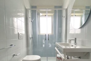 Haartrockner, Bidet, Handtücher, Seife