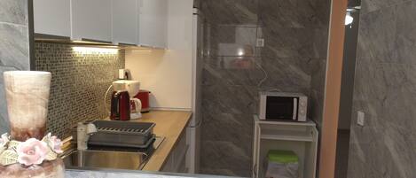 Fridge, microwave, oven, coffee/tea maker