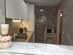 Een koelkast, een microgolfoven, een oven