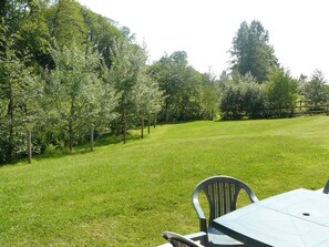 Outdoor dining - Group lodging in Mont St Michel Bay (Saint-Martin-des-Champs)