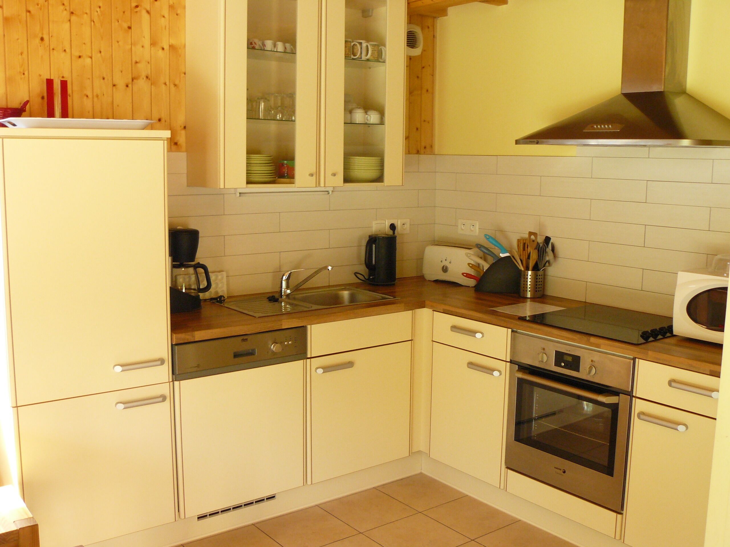 ثلاجة، ميكروويف، فرن، موقد طهي مسطح