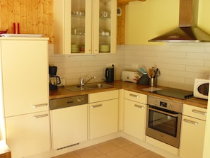 ثلاجة، ميكروويف، فرن، موقد طهي مسطح