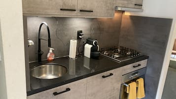 Een koelkast, een microgolfoven, een oven, een kookplaat