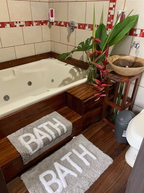 Shower, jetted tub, towels, soap - treehouse (San José)
