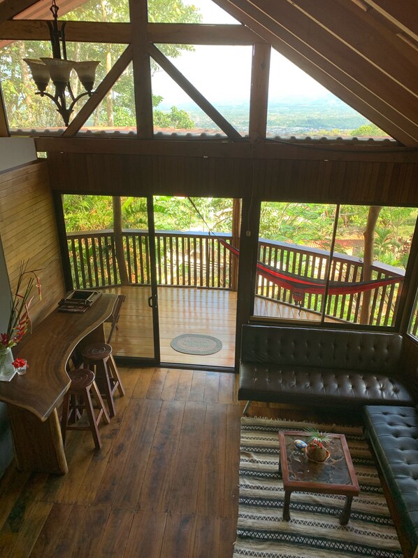 Smart-TV, Bücher, Stereoanlage