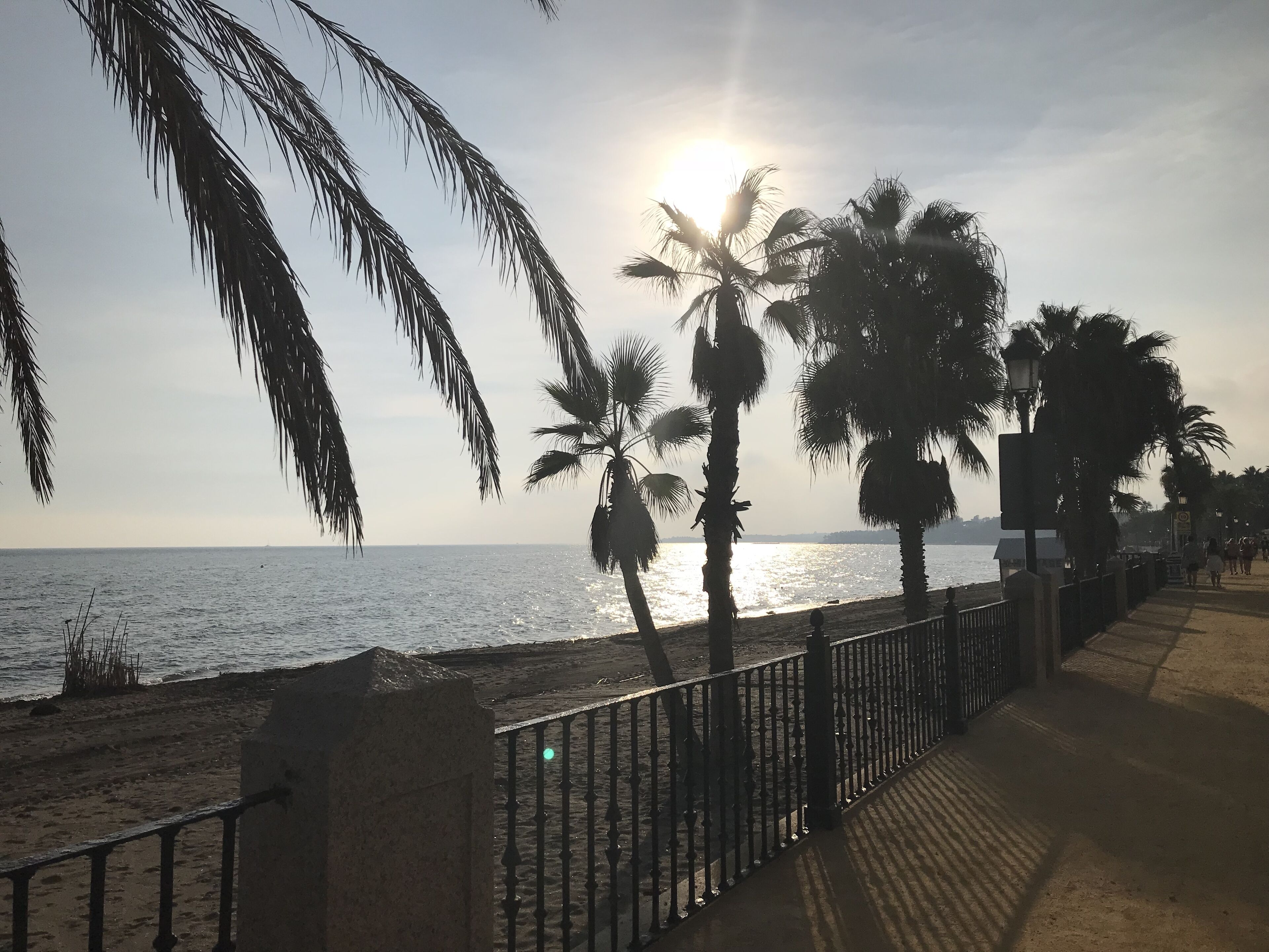 Nær stranden og strandhåndklær