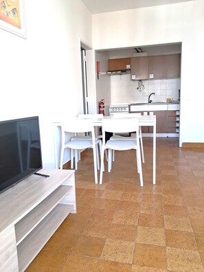 Dining - Torre 6- Family, Wi-fi, Central and 80mt Beach (Quarteira)