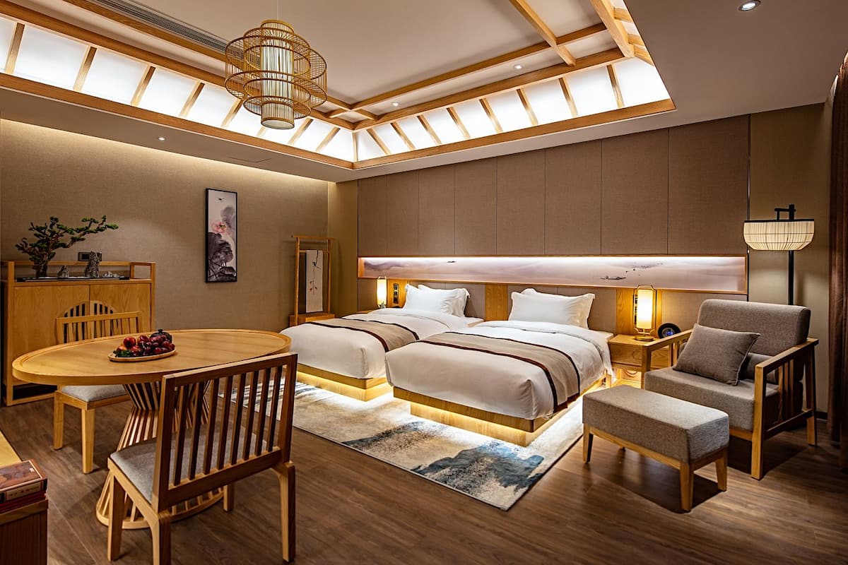 Suite Keluarga, pemandangan kota | Seprai premium, minibar, brankas, dan meja kerja
