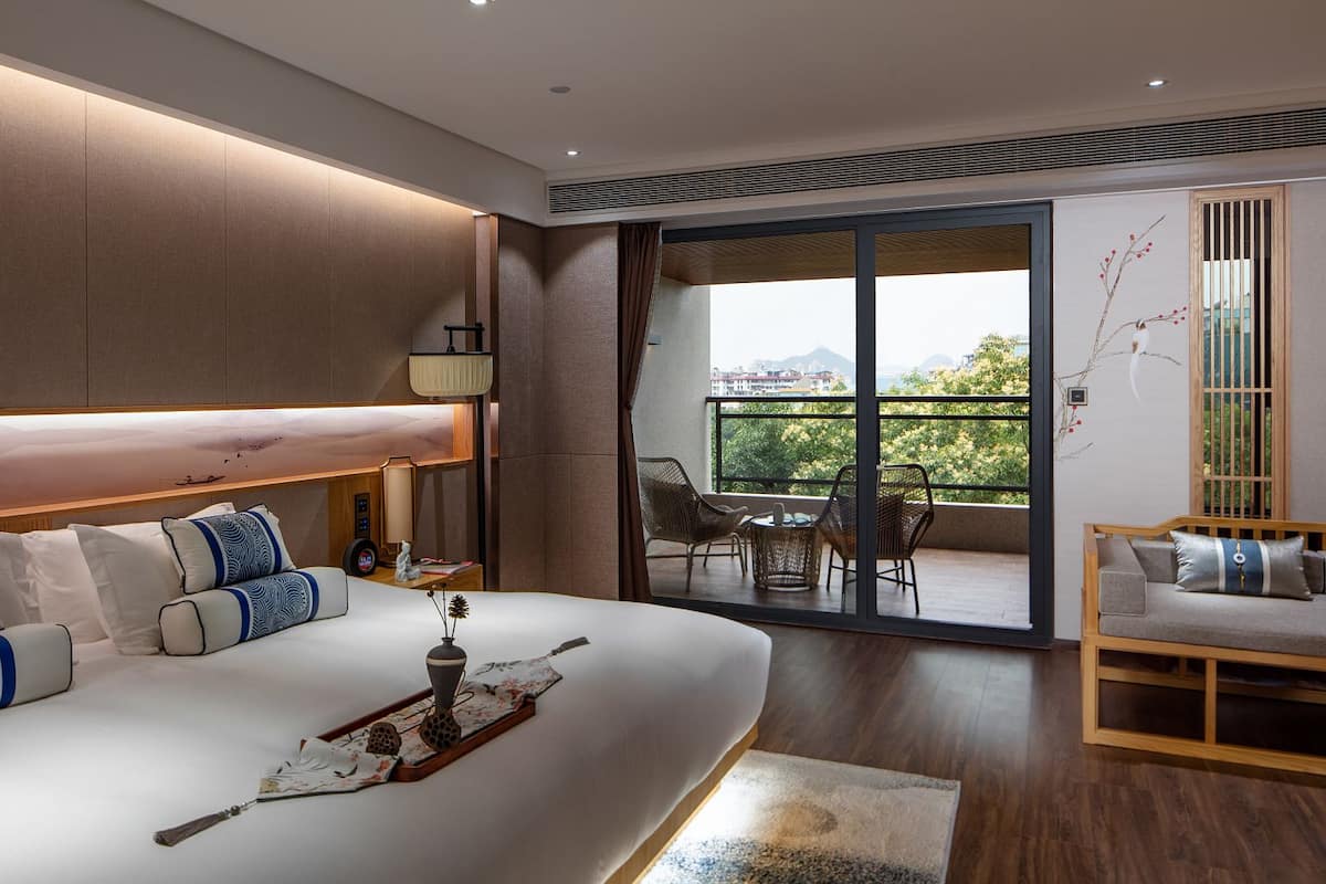 Superior Süit, Balkon, Göl Manzaralı | Kaliteli yatak takımı, minibar, odada kasa, masa