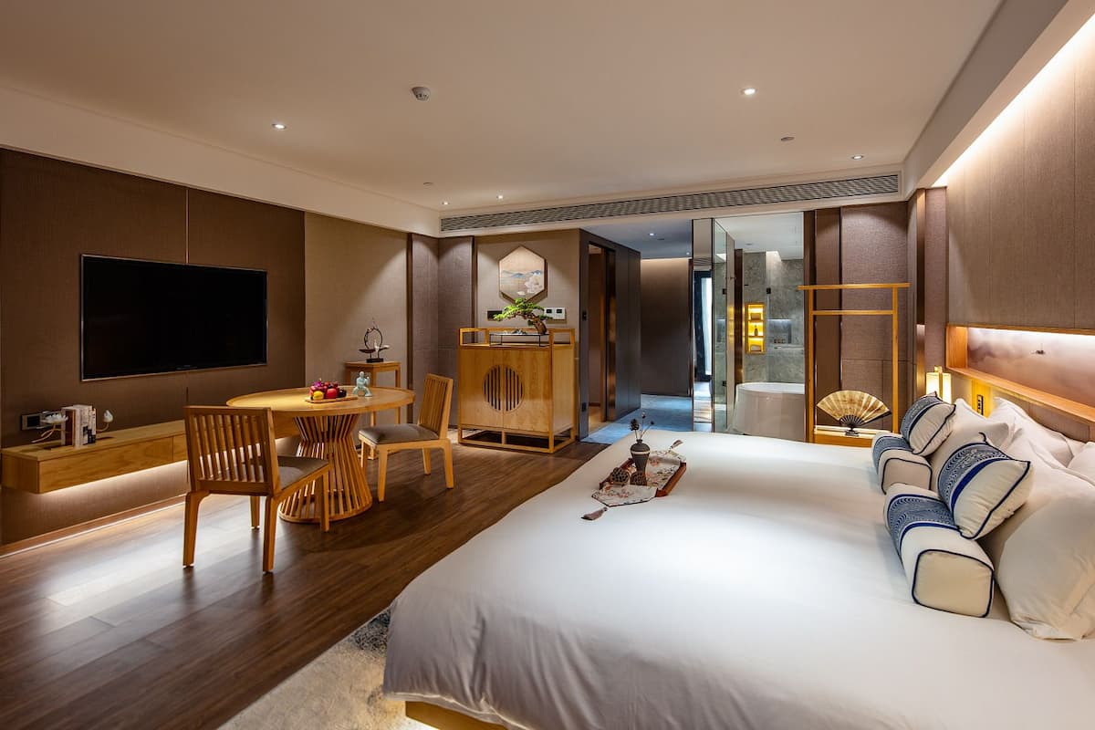 Superior Süit, Balkon, Göl Manzaralı | Kaliteli yatak takımı, minibar, odada kasa, masa