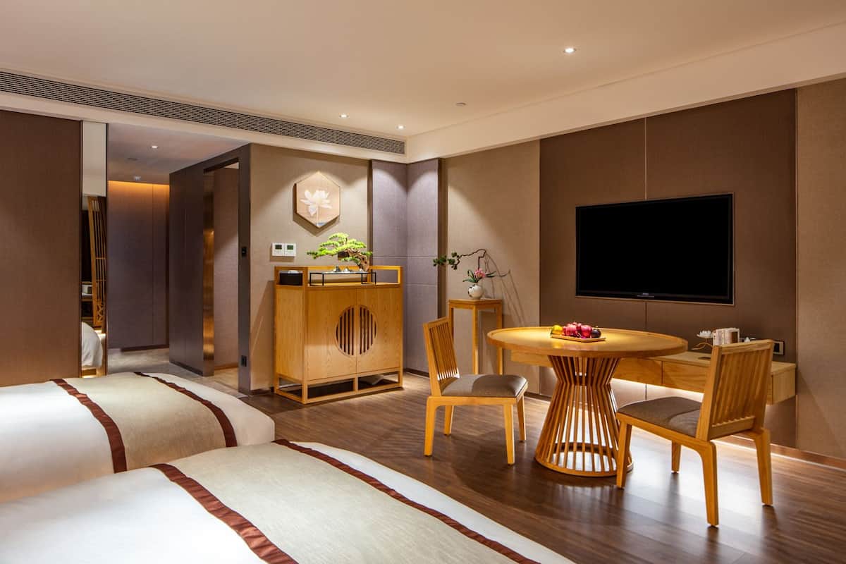 Süit, Göl Manzaralı | Kaliteli yatak takımı, minibar, odada kasa, masa