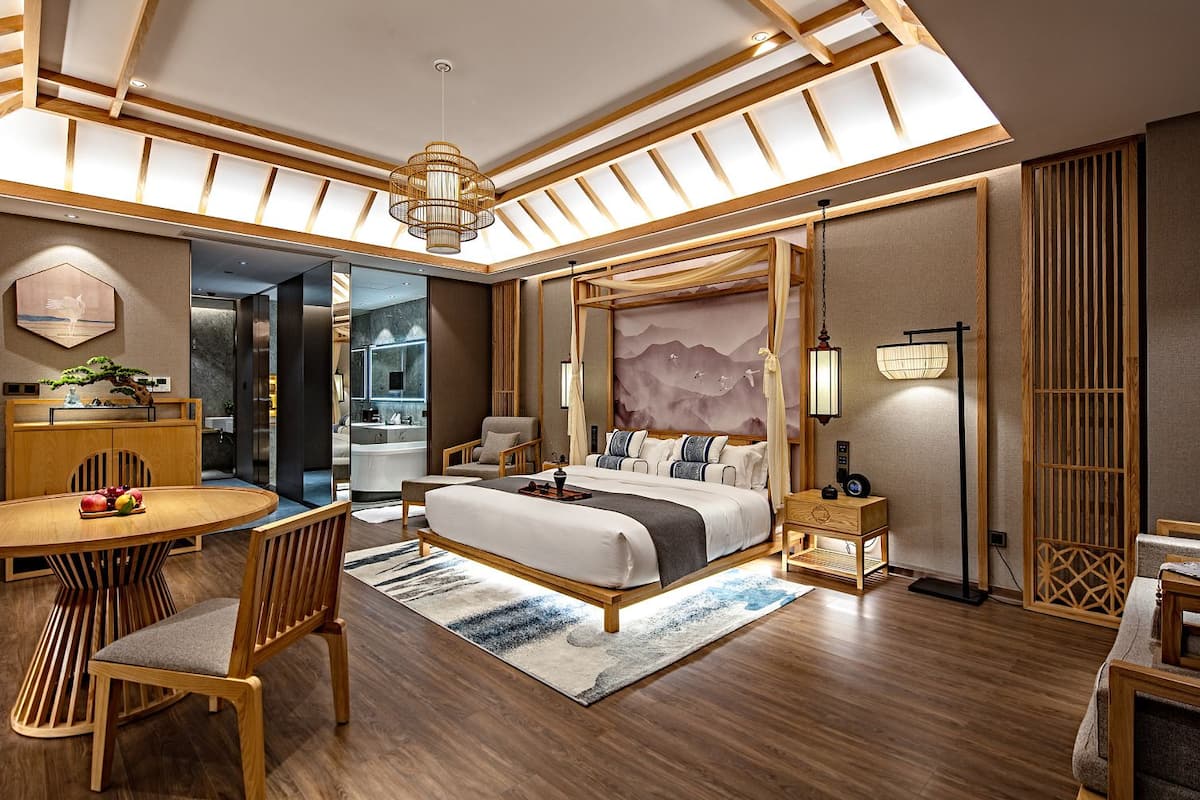 Deluxe Süit, Balkon, Göl Manzaralı | Kaliteli yatak takımı, minibar, odada kasa, masa