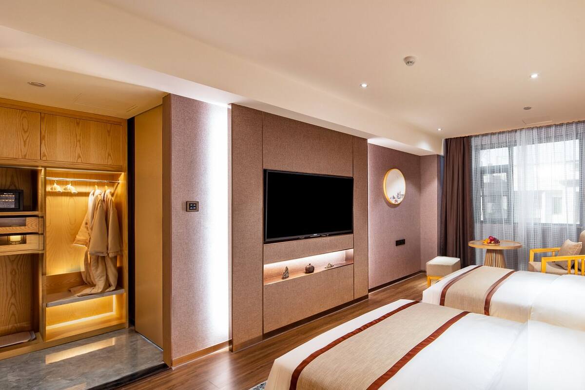 أغطية فراش متميزة وميني بار وخزنة داخل الغرفة ومكتب