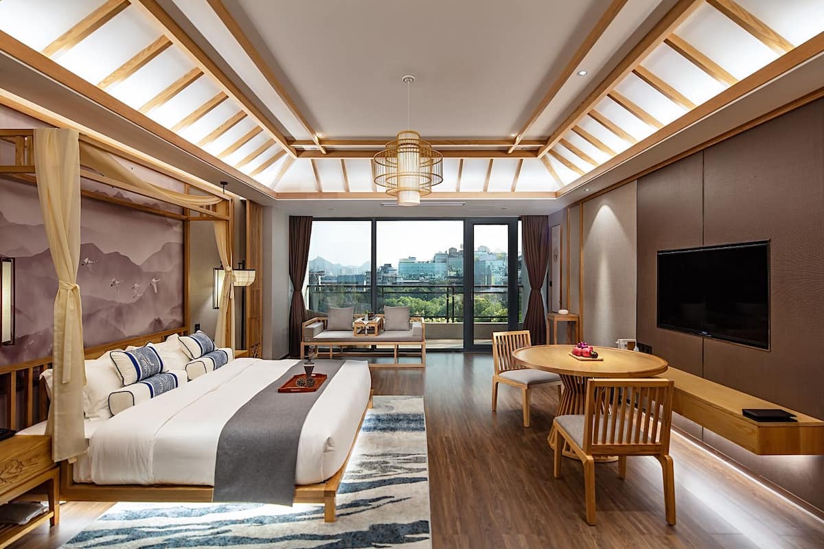 Suite Deluks, balkon, pemandangan danau | Seprai premium, minibar, brankas, dan meja kerja