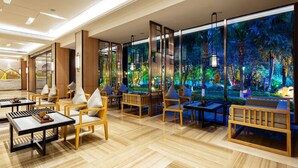 Un interior moderno con muebles de madera, un separador de vidrio y vista a un jardín por la noche.