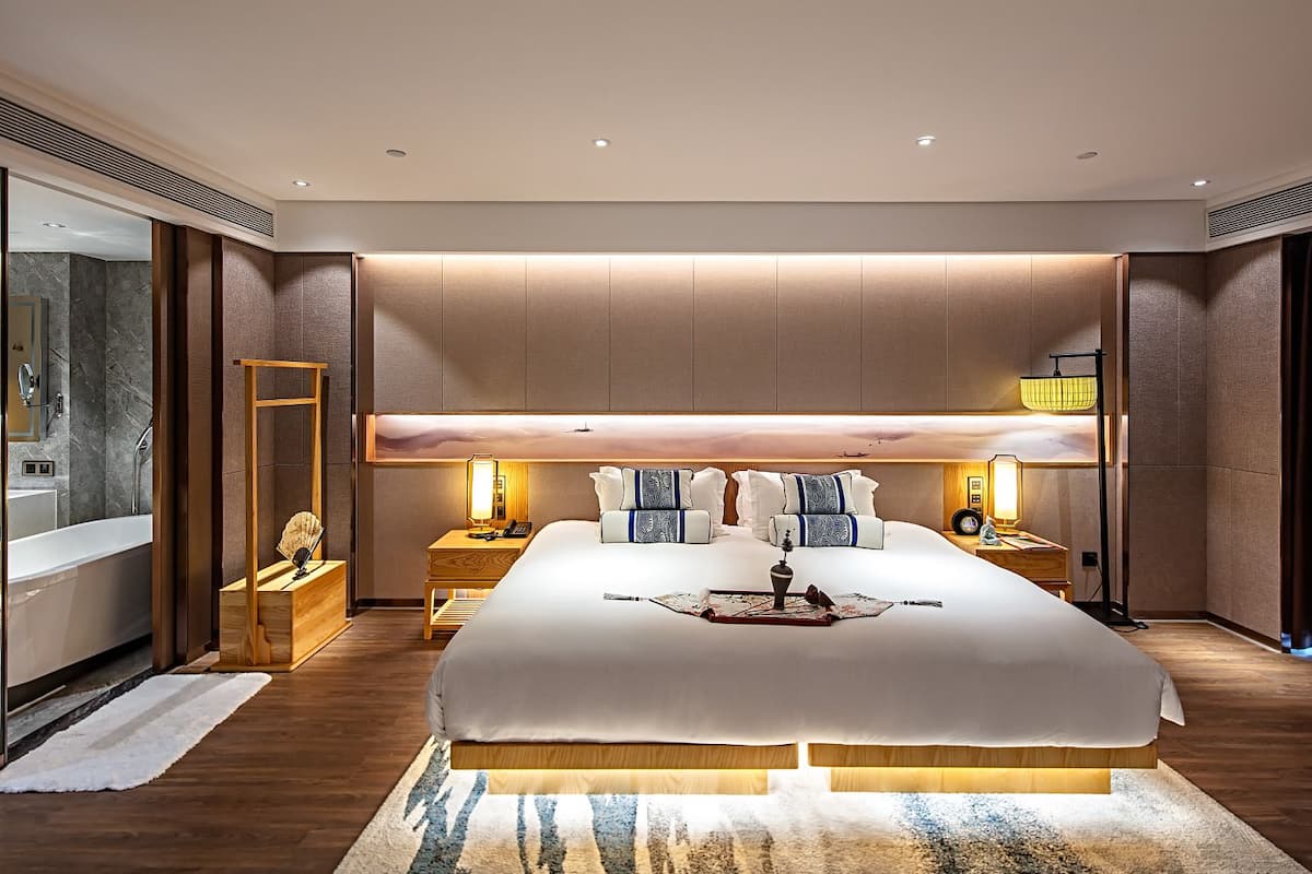 Suite Superior, balkon, pemandangan danau | Seprai premium, minibar, brankas, dan meja kerja