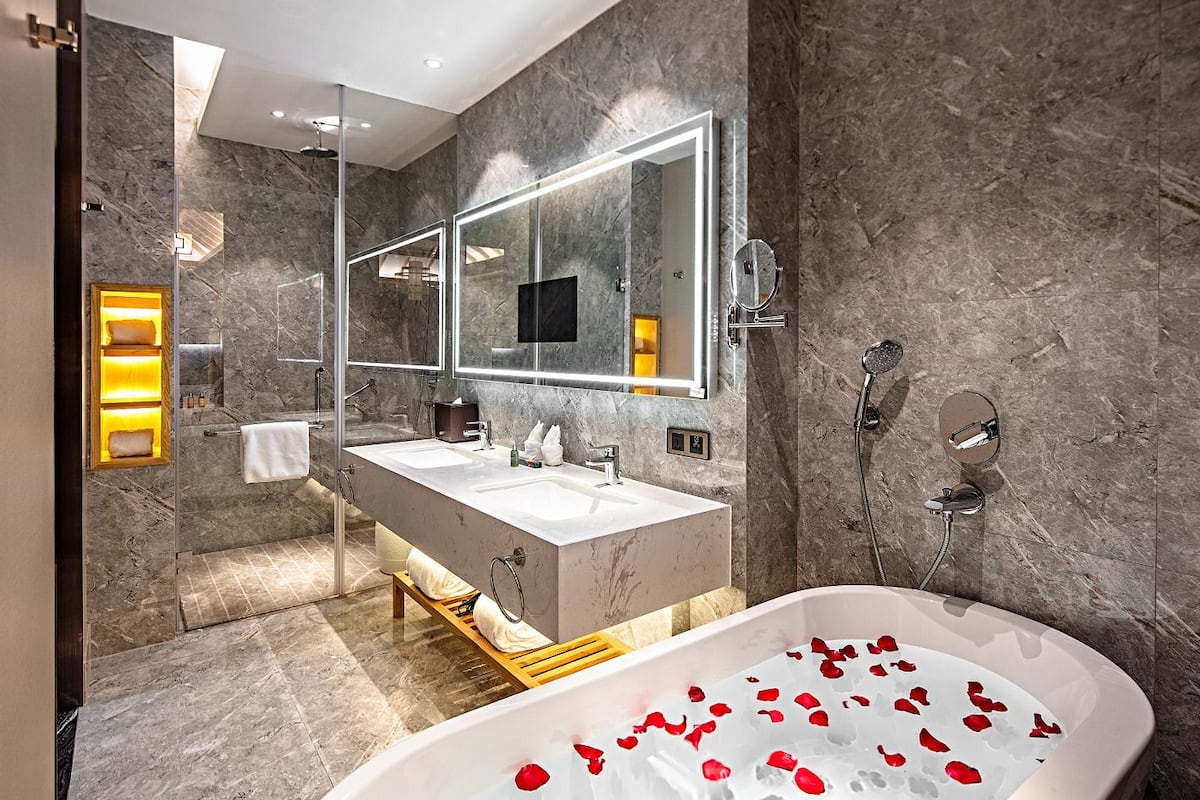 Deluxe Süit, Balkon, Göl Manzaralı | Kaliteli yatak takımı, minibar, odada kasa, masa