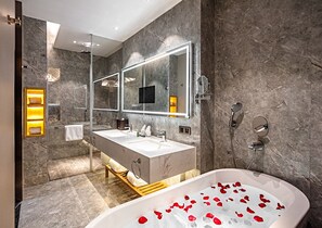 Phòng Suite Deluxe, ban công, quang cảnh hồ | Bộ đồ giường cao cấp, minibar, két bảo mật tại phòng, bàn 