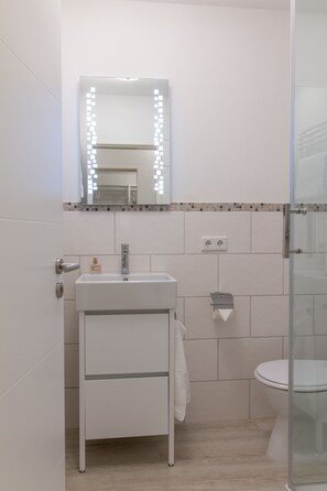 Exclusive Studio | Bathroom | Shower, rainfall showerhead, hair dryer, towels