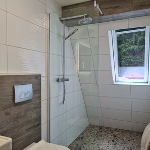 Dusche, Haartrockner, Handtücher, Seife