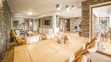 Deluxe Apartment, 4 Bedrooms (incl. cleaning fee 90 EUR) | In-room dining