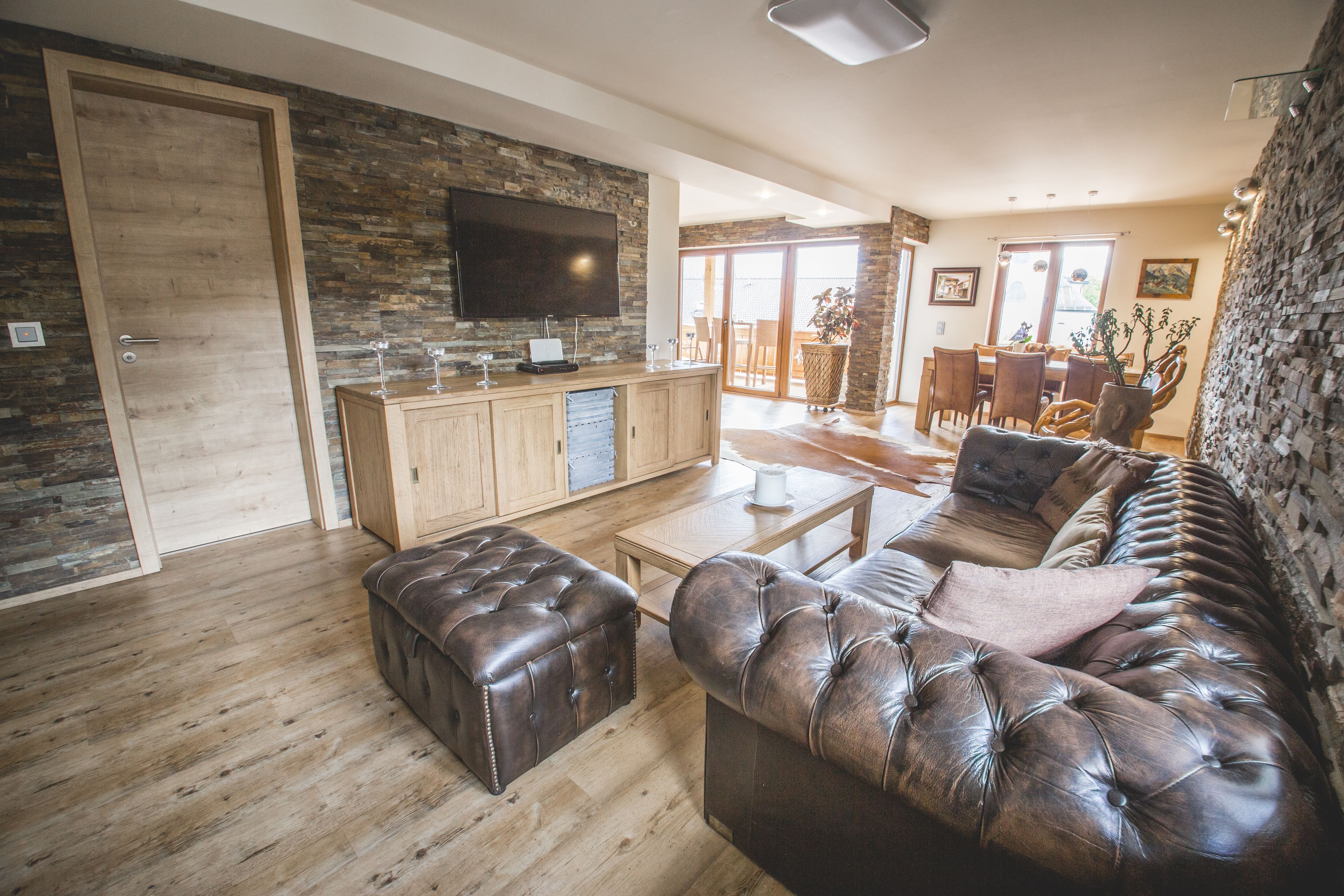 Deluxe Apartment, 4 Bedrooms (incl. cleaning fee 90 EUR) | Living area | Flat-screen TV