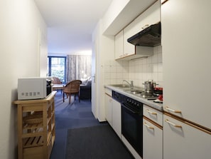 Køleskab, mikrobølgeovn, ovn, kaffe-/temaskine