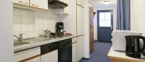 Kühlschrank, Mikrowelle, Ofen, Wasserkocher mit Kaffee-/Teezubehör