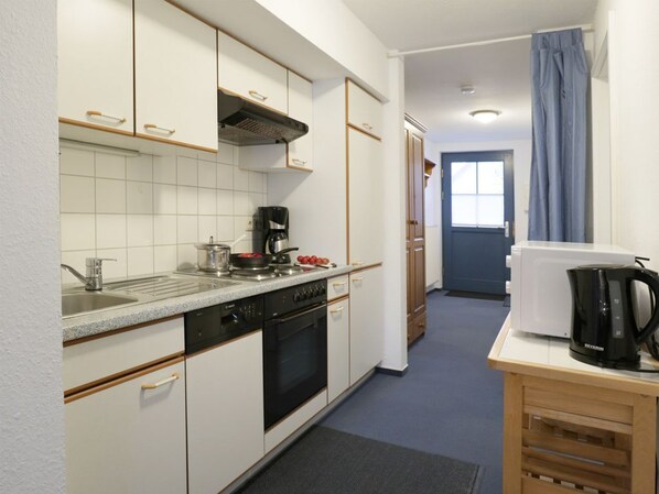 Køleskab, mikrobølgeovn, ovn, kaffe-/temaskine