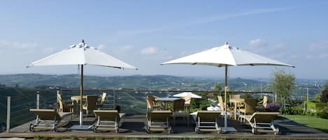 Piscine extérieure (ouverte en saison), parasols de plage