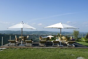 Una piscina al aire libre de temporada (de 10:30 a 19:30), sombrillas