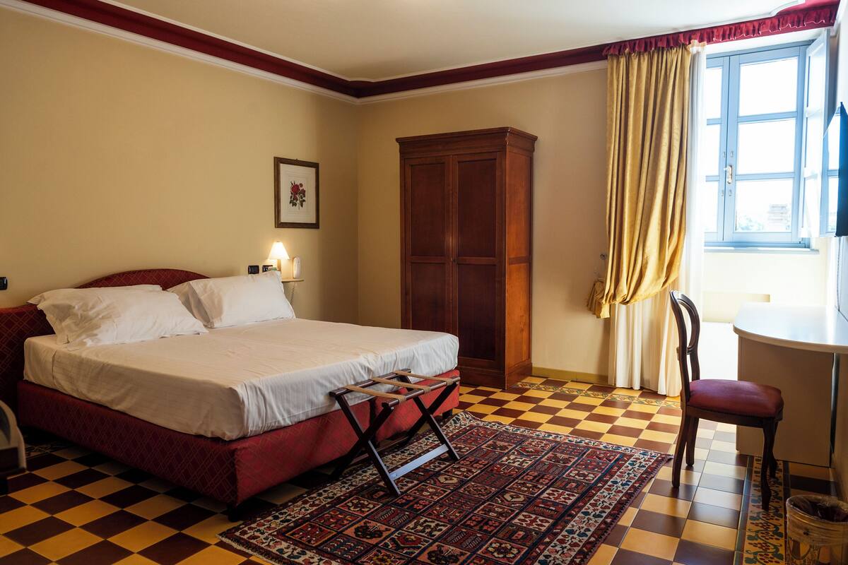 Habitación Deluxe | Ropa de cama de alta calidad, minibar, caja fuerte y escritorio