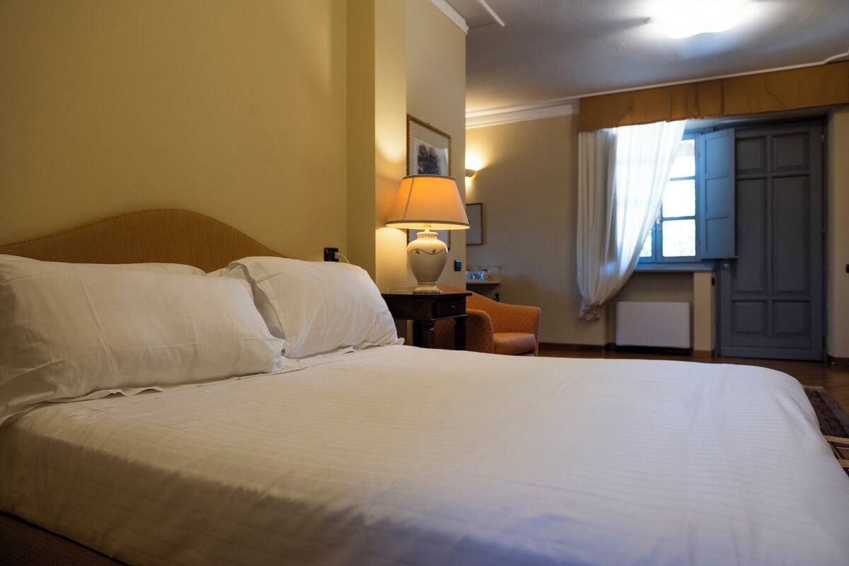Suite junior, balcón | Ropa de cama de alta calidad, minibar, caja fuerte y escritorio