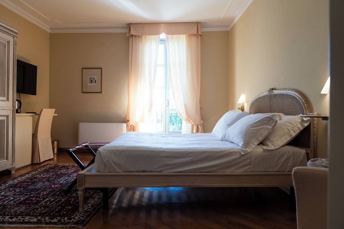 Habitación Deluxe doble | Ropa de cama de alta calidad, minibar, caja fuerte y escritorio