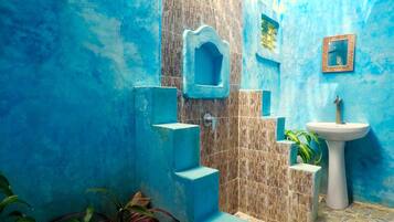 Shower, perlengkapan mandi gratis, dan handuk