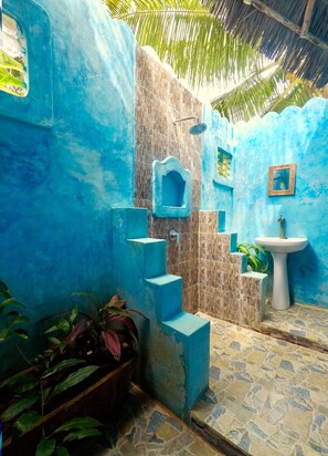 Shower, free toiletries, towels - Sagando Bungalows (Michamvi)