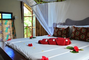 In-room safe, individually decorated, free WiFi, bed sheets - Sagando Bungalows (Michamvi)